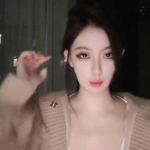 抖音主播12W粉丝网红彤子直播间大整擦边花活~网友说还不如不穿