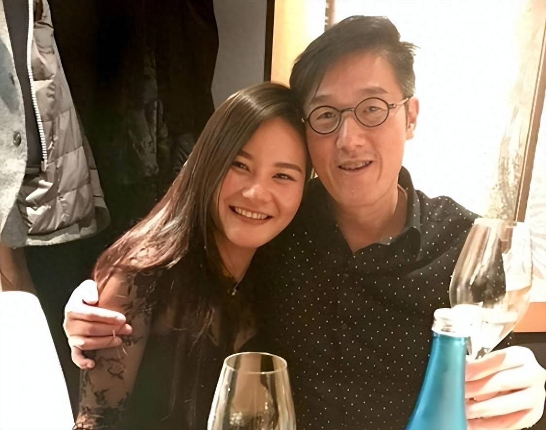 67岁香港富商与网红9年婚外情，5年生4胎原配不知