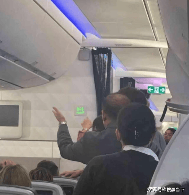 老年乘客闹航班改降 妻质疑服务标准