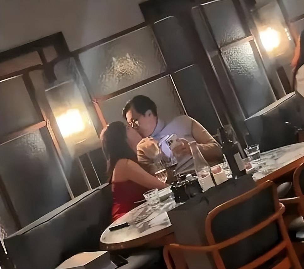 67岁香港富商与网红9年婚外情,5年生4胎原配不知