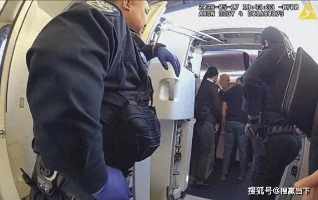 华人大爷闹航班改降 妻怒怼中国服务更好