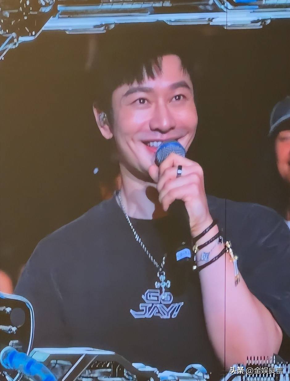 黄晓明夸昆凌引发关注 不同标准言论引热议