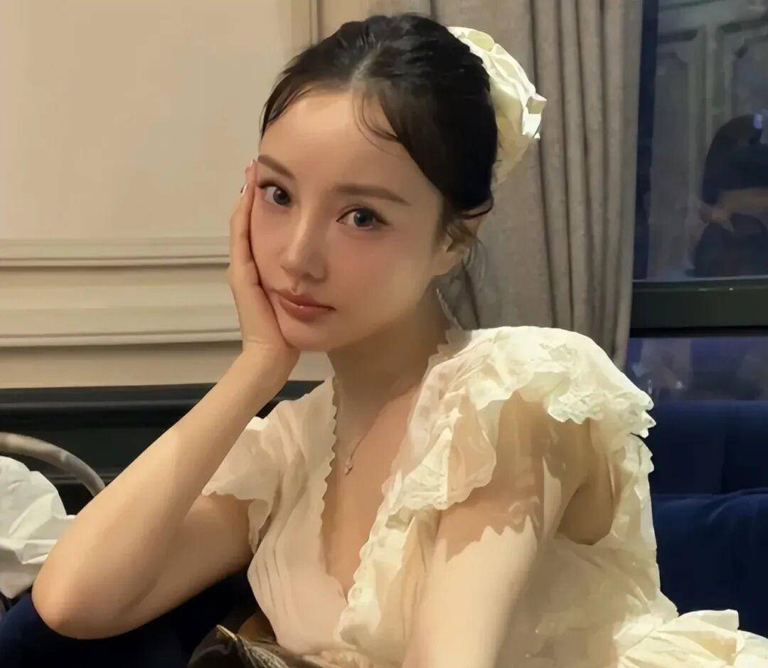 李小璐一时糊涂 女儿甜馨承受舆论代价