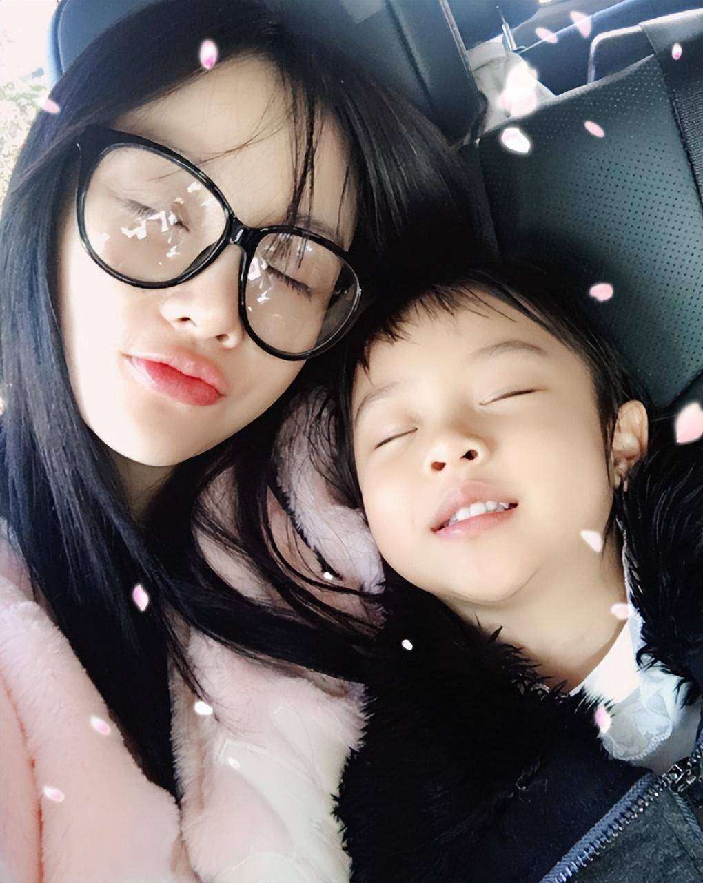 李小璐素颜带娃逛超市，人设崩塌现状引热议