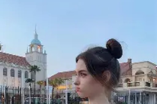 亚马尔女友曝光：西班牙网红模特高挑绝美