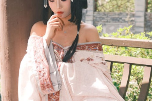 外国网红开房视频泄露，她借机直播带货