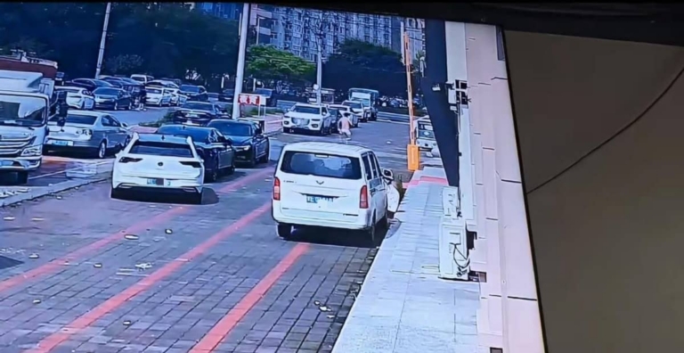 提前回家撞见亲热场面，男子只穿裤衩跳窗，网友直呼太离谱