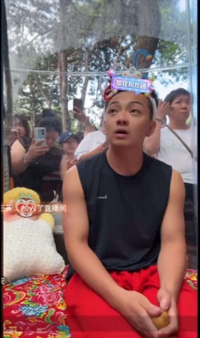 雪饼猴给200元路费被嫌少，女子隔天又来园区闹事