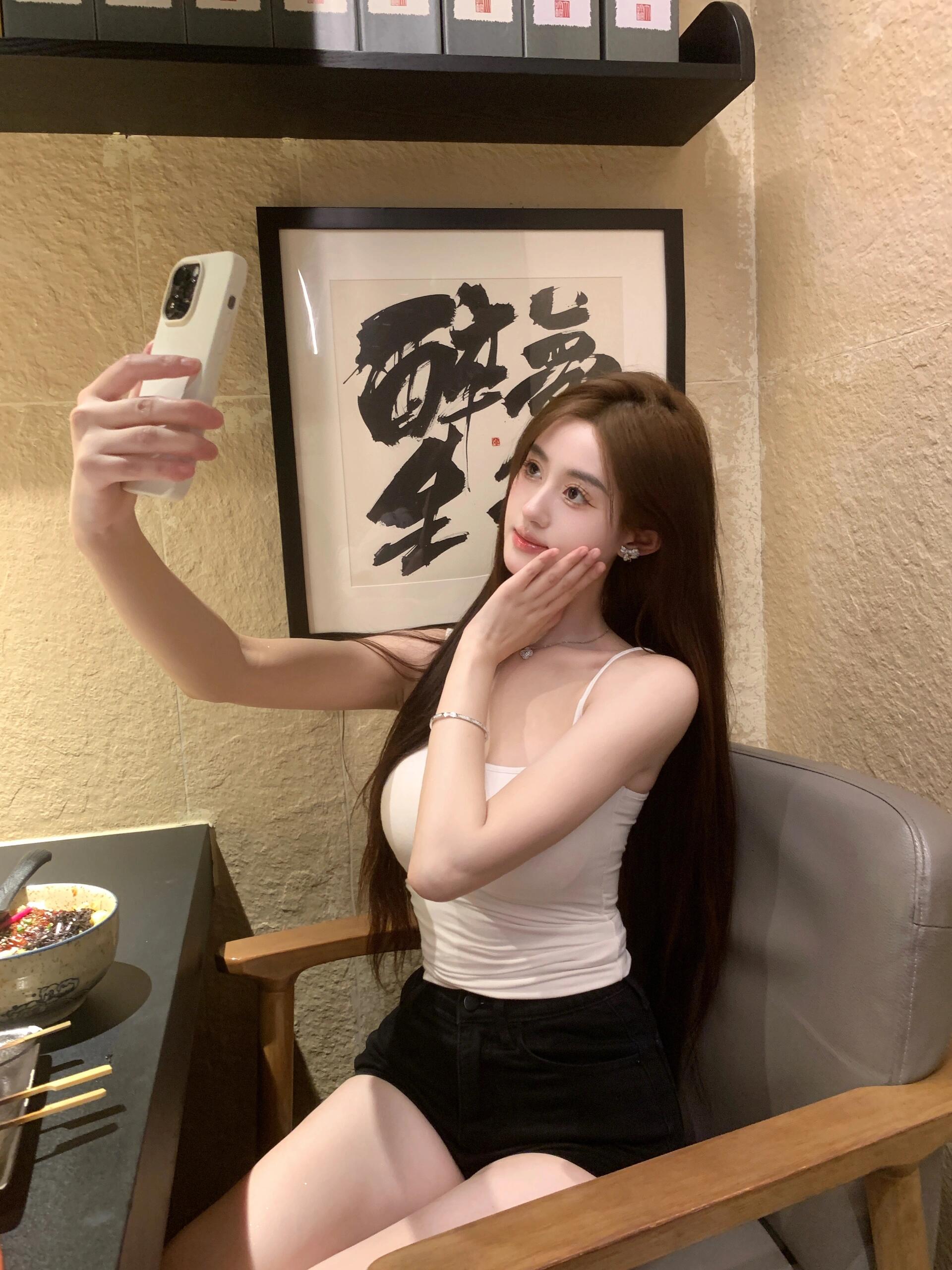 抖音小璐姐姐和男友甜蜜自拍，意外泄露引关注
